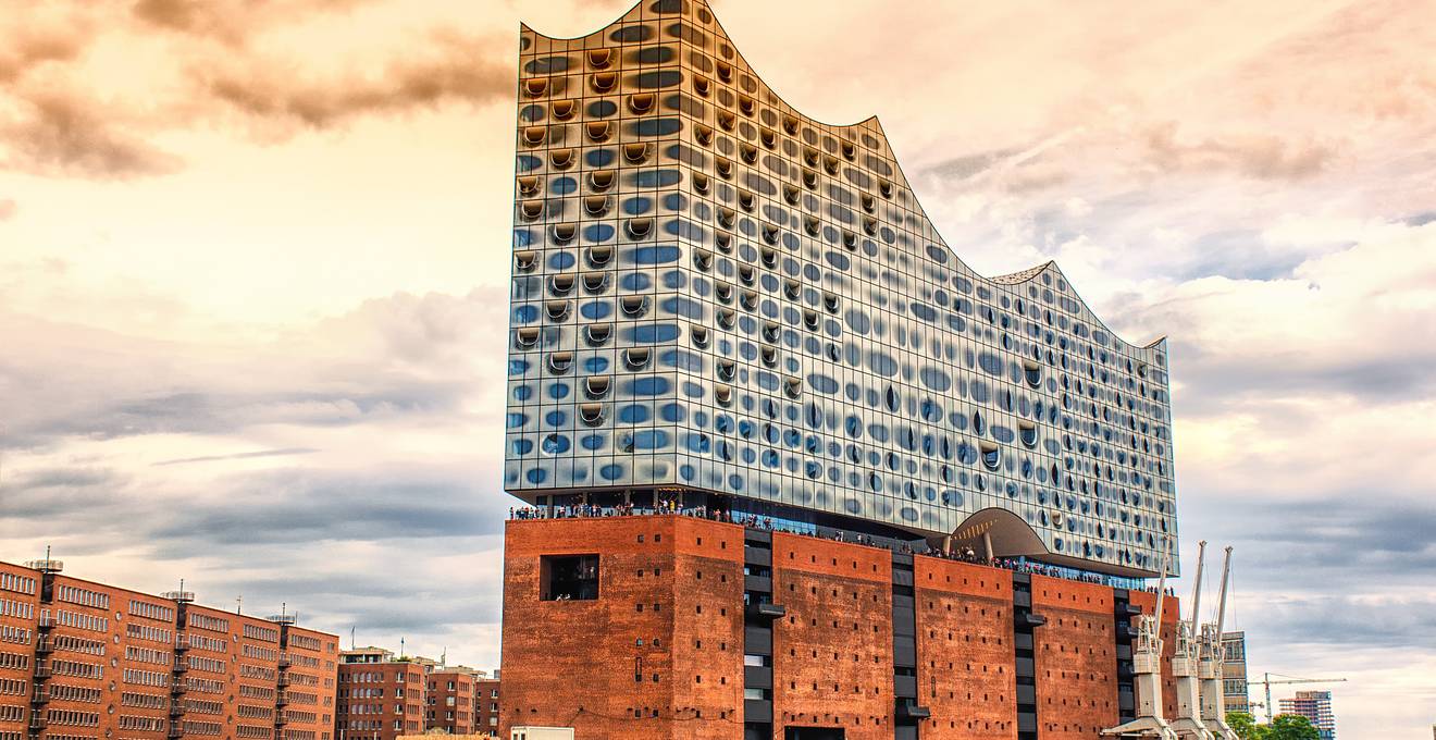 Die Elbphilharmonie prägt die Hafenatmosphäre